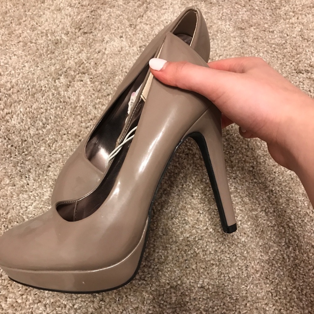 NWT nude Steve Madden pumps